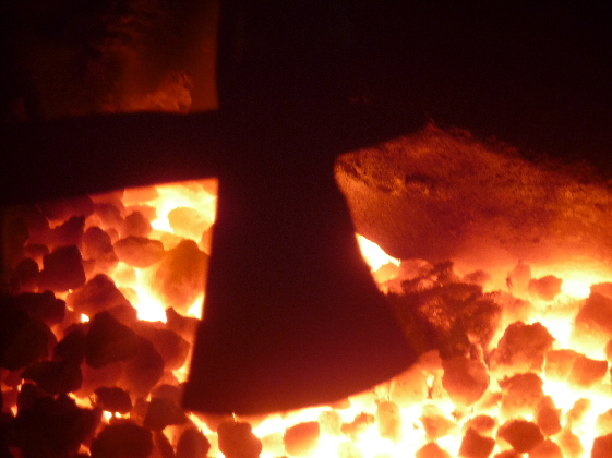 Damst Axt wird zum H&auml;rten in der Esse erw&auml;rmt