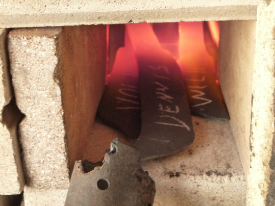 Weichgl&uuml;hen der Messer  in der Gasesse