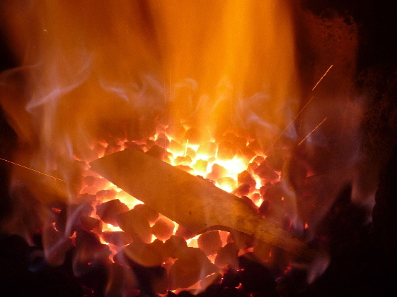 H&auml;rten einer Damast Klinge Kochmesser im Schmiedekurs